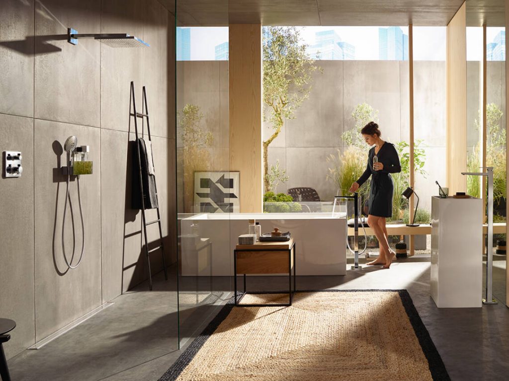 metropol-raindance-e_chrome_bathroom-ambiance-with-woman_4x3jpg