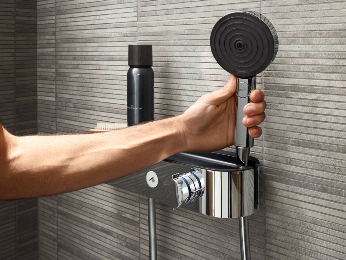 shower-tablet-select-pulsify-s-hand-holding-pulsify_ambiance_4x3